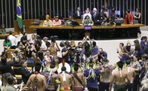 Indígenas pedem demarcação de terras em sessão de homenagem ao Acampamento Terra Livre – Notícias