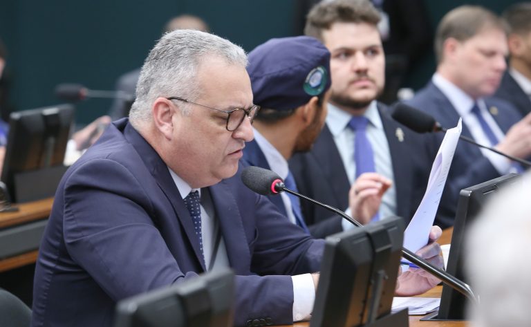 Comissão aprova penas para quem usar IA para incluir pessoas em imagens de nudez e atos sexuais e ameaçar divulgá-las – Notícias