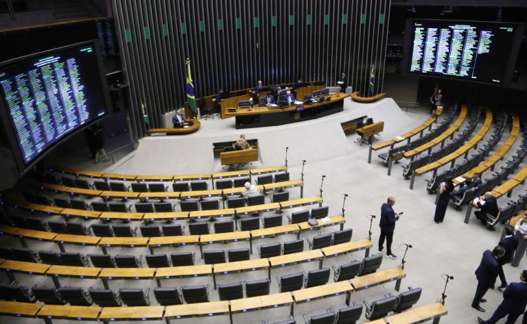 Câmara aprova proposta que aumenta pena para injúria racial contra mulheres e idosos – Notícias