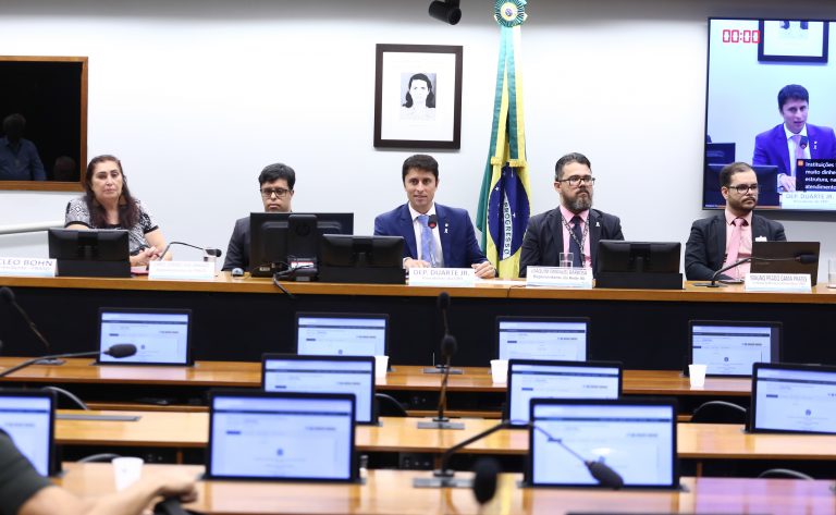 Pessoas surdas pedem cumprimento da lei que determina uso de Libras por órgãos públicos e empresas – Notícias