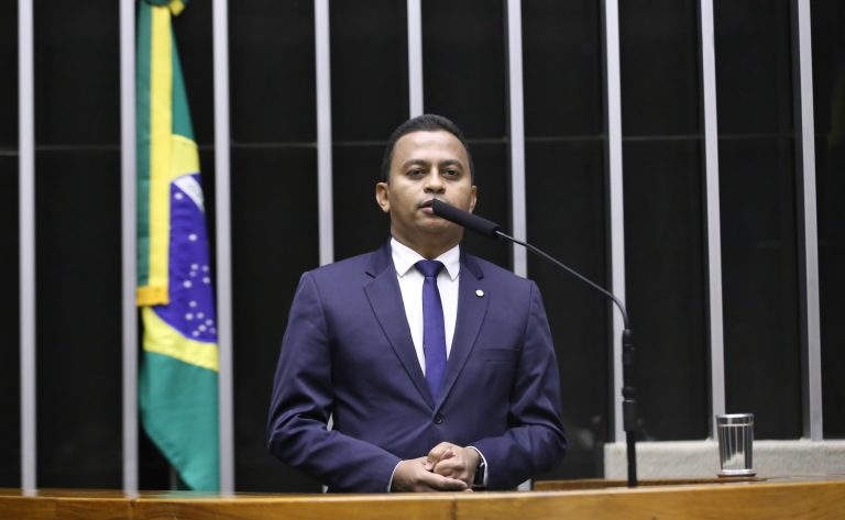 Comissão aprova proposta que permite deduzir aparelho auditivo do Imposto de Renda – Notícias