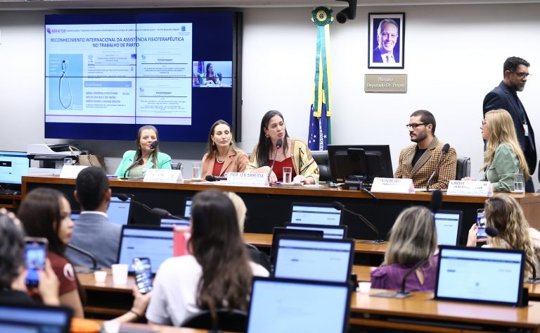 Participantes de debate defendem acompanhamento de fisioterapeutas durante parto – Notícias
