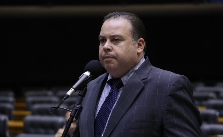 Comissão aprova projeto que reserva locais seguros para mulheres e crianças em estádios – Notícias