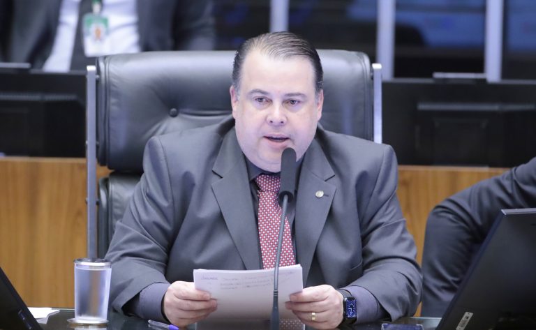 Comissão aprova criação de regras para o uso de dados de crianças por inteligência artificial – Notícias