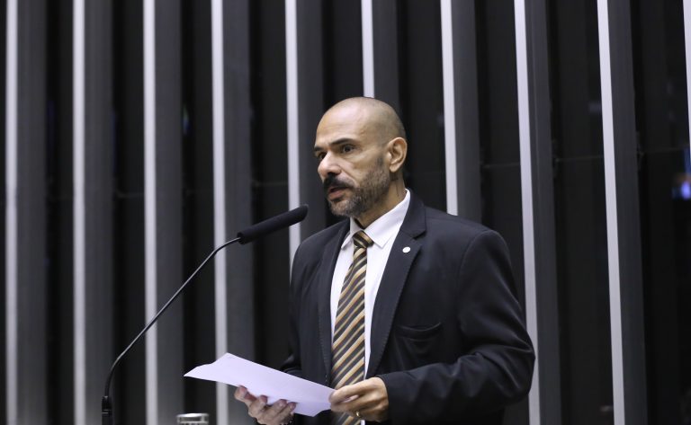 Comissão aprova projeto que permite demissão indenizada em caso de sofrimento psicológico – Notícias