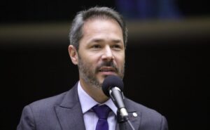 Projeto isenta taxistas e motoristas de aplicativo de tarifa por estacionamento rotativo público – Notícias