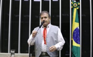 Projeto cria programa nacional para vacinar idosos e pessoas com deficiência em casa – Notícias