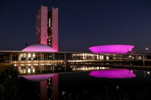 Congresso ilumina fachada de rosa em apoio à saúde da mulher e à redução da mortalidade materna – Notícias