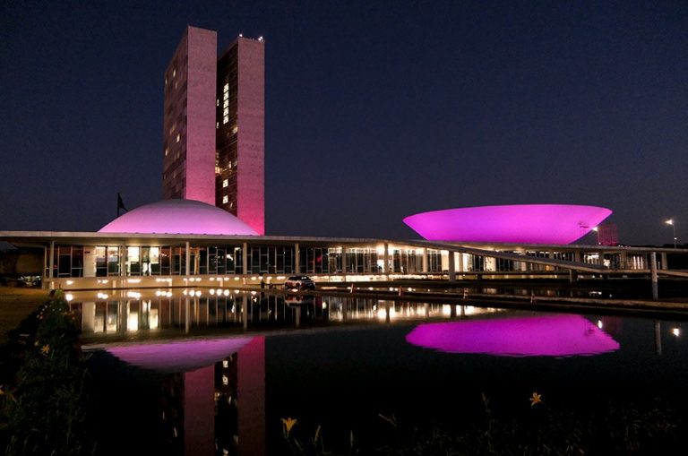 Congresso ilumina fachada de rosa em apoio à saúde da mulher e à redução da mortalidade materna – Notícias
