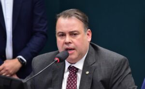 Comissão aprova proibição de aplicativos de IA que “tiram a roupa” de pessoas – Notícias