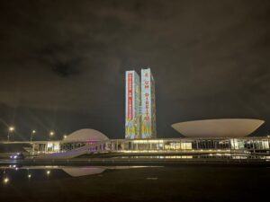 Projeção de frases e imagens na fachada do Congresso põe em foco a luta antimanicomial – Notícias