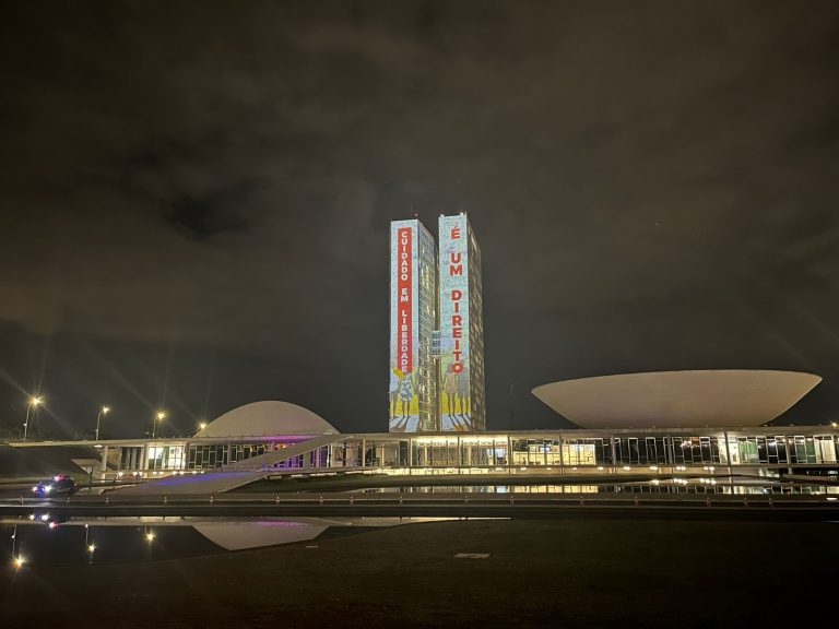 Projeção de frases e imagens na fachada do Congresso põe em foco a luta antimanicomial – Notícias