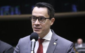 Comissão aprova uso de cordão de fita com desenho de tulipa para identificação de pessoas com Doença de Parkinson – Notícias