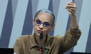 Ministra Marina Silva enfrenta hostilidade e ataques misóginos durante audiência tensa na Comissão de Infraestrutura do Senado Federal, expondo tensões políticas.
