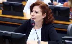 Oposição critica ordem de prisão de Carla Zambelli; PT pede a cassação do mandato da deputada – Notícias