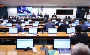 Debatedores criticam proposta de aplicação de regras da União na previdência nos municípios – Notícias