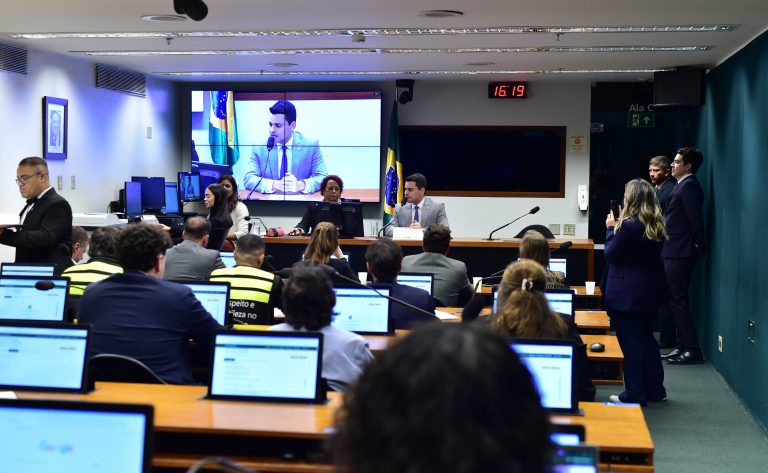 Debatedores divergem sobre transporte de passageiros em moto por aplicativos – Notícias