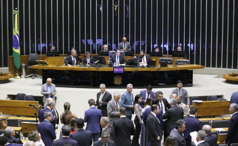 Aprovado texto-base de projeto que aumenta pena para porte de arma de fogo de uso proibido; acompanhe – Notícias