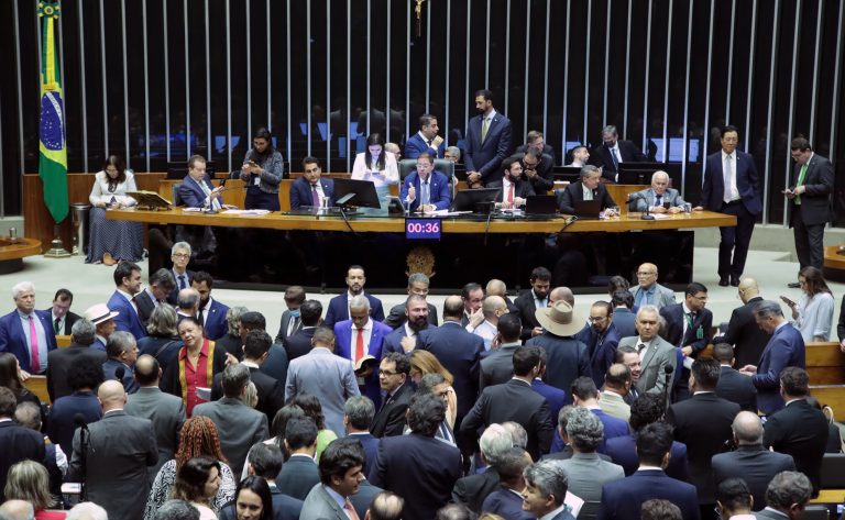 Deputados analisam projeto que reforça medida protetiva em caso de aproximação do agressor; acompanhe – Notícias