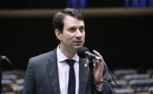 Comissão aprova projeto que regulamenta em lei programa do livro didático – Notícias