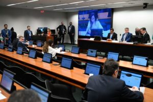 Comissão de Orçamento aprova permissão para governo reduzir Imposto de Renda por tempo indeterminado – Notícias