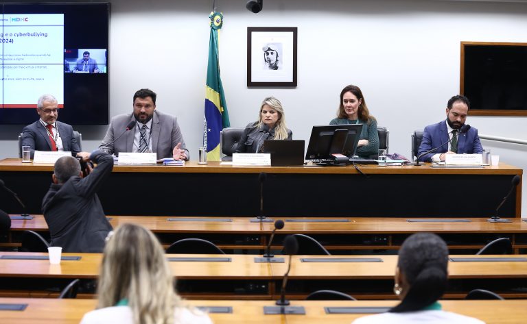 Debatedores defendem conscientização geral sobre riscos para crianças na internet – Notícias