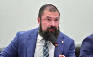 Comissão aprova projeto que reduz para 18 anos a idade mínima para compra de arma de fogo – Notícias