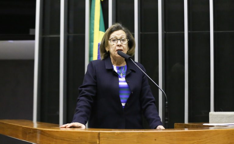 Comissão aprova direito a licença remunerada para professor da rede pública pública fazer pós-graduação – Notícias