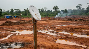 Antenas da Starlink, apreendidas em operações na Amazônia, evidenciam como a tecnologia de internet via satélite foi cooptada pelo garimpo ilegal para escapar da fiscalização.