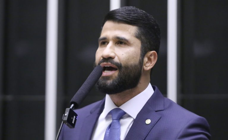 Comissão aprova criminalização da posse de celular por detento – Notícias