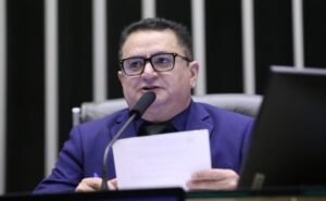 Comissão aprova determinação de que escolas substituam sons estridentes por música pra preservar aluno com autismo – Notícias