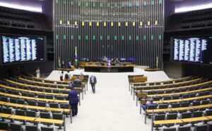 Câmara aprova projeto que reforça medida protetiva em caso de aproximação do agressor; acompanhe – Notícias