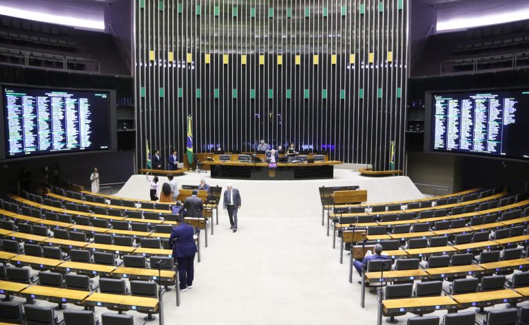 Câmara aprova projeto que reforça medida protetiva em caso de aproximação do agressor; acompanhe – Notícias