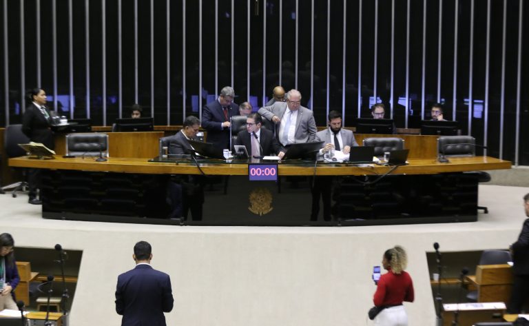 Deputados analisam projeto que reforça medida protetiva em caso de aproximação do agressor; acompanhe – Notícias
