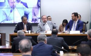 Ministro anuncia medida provisória para limitar encargo na conta de luz – Notícias